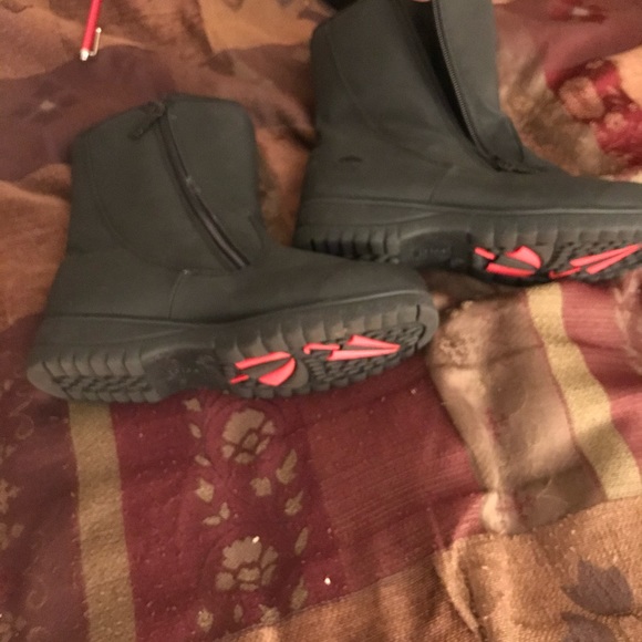 Women’s boots 7.5M - Picture 2 of 4